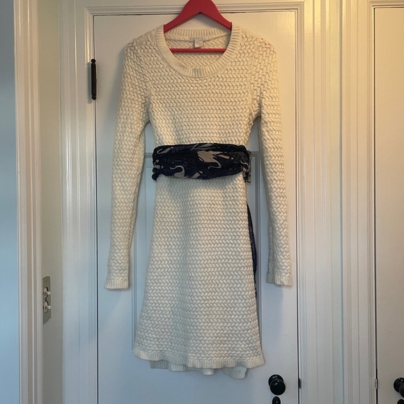 Sheer Blue and White Elephant Scarf 🧣 - Picture 4 of 14